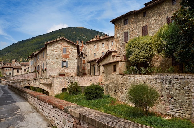 Vista dell'edificio contro un cielo nuvoloso