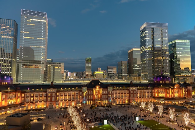 Vista dell'edificio della stazione di Tokyo durante l'illuminazione invernale nel quartiere degli affari di Marunouchi in Giappone