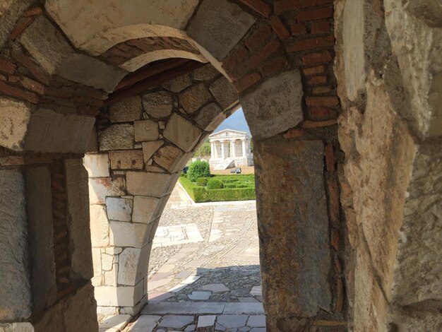 Vista dell'edificio storico vista attraverso l'arco