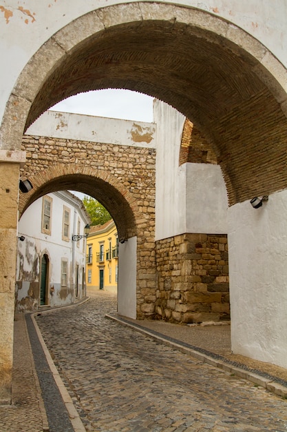 Vista dell&#39;entrata ben nota dell&#39;arco della città di Faro, Portogallo.