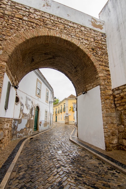 Vista dell&#39;entrata ben nota dell&#39;arco della città di Faro, Portogallo.