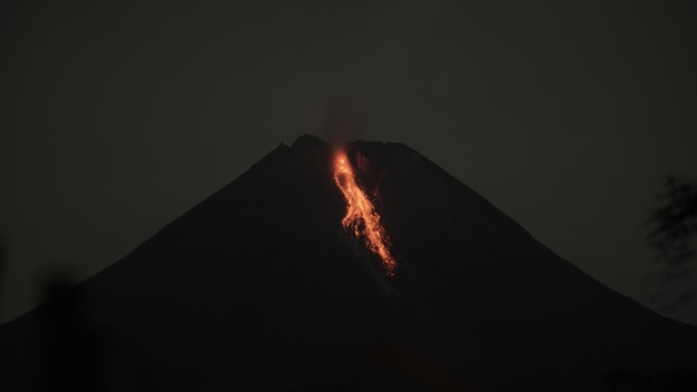 vista dell'eruzione del vulcano merapi di notte