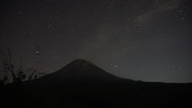 vista dell'eruzione di un vulcano di notte