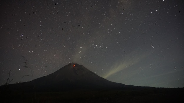 vista dell'eruzione di un vulcano di notte