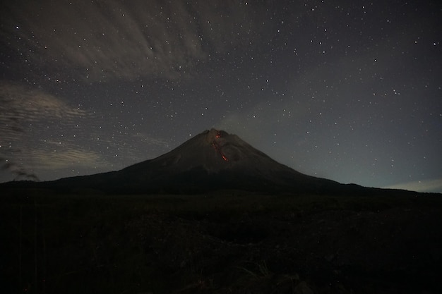 vista dell'eruzione di un vulcano di notte