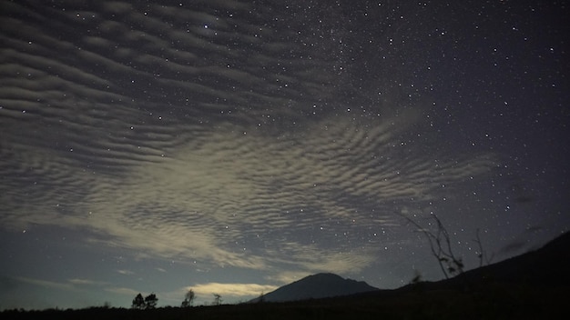 vista dell'eruzione di un vulcano di notte