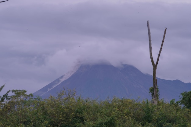 vista dell'eruzione di un vulcano