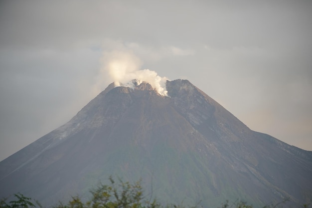 vista dell'eruzione di un vulcano