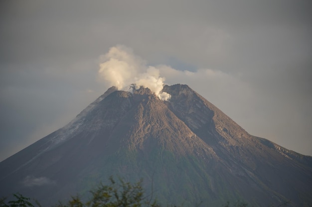 vista dell'eruzione di un vulcano