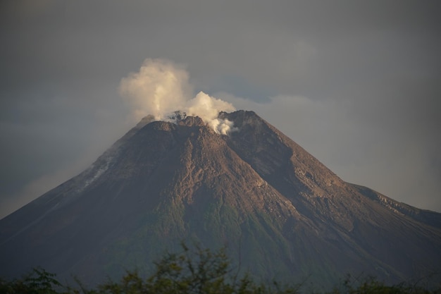 vista dell'eruzione di un vulcano