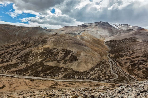 Vista dell'Himalaya vicino a Tanglang la Pass