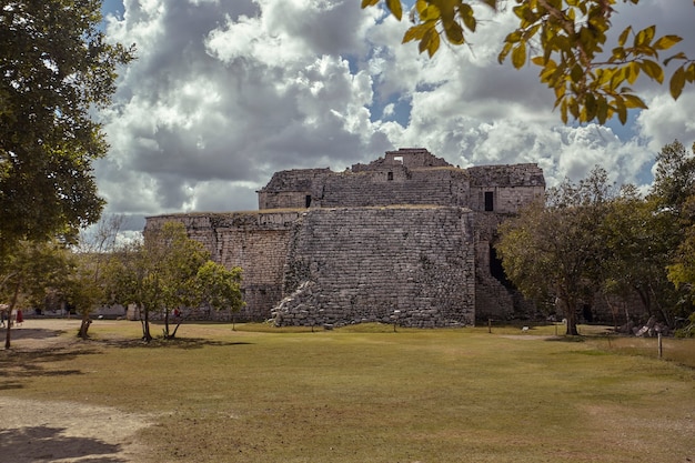 Vista dell'intera piramide "matrioska" del complesso archeologico di Chichen Itza in Messico