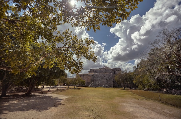 Vista dell'intera piramide "matrioska" del complesso archeologico di Chichen Itza in Messico