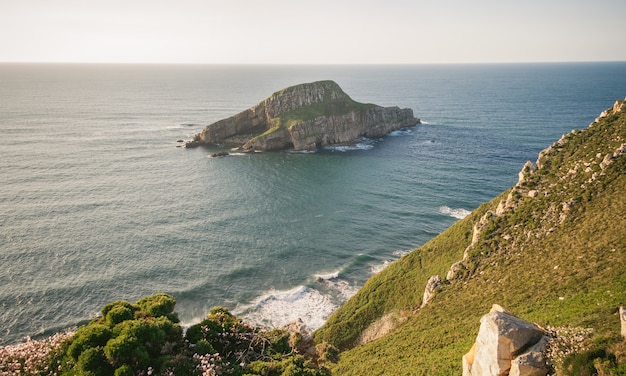 Vista dell'isola di Deva in una giornata di sole, nella costa di Bayas, nelle Asturie, in Spagna. È l'isola più grande di tutta la costa asturiana.