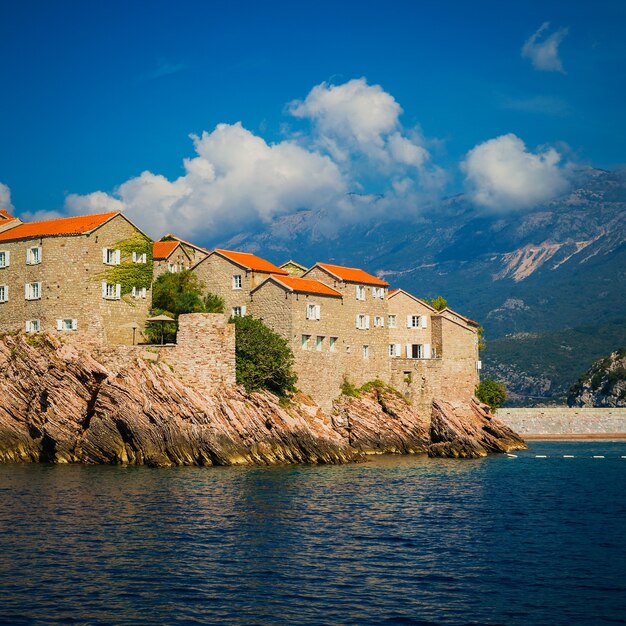 Vista dell'isola di Santo Stefano dal mare Adriatico, baia di Budva, Montenegro