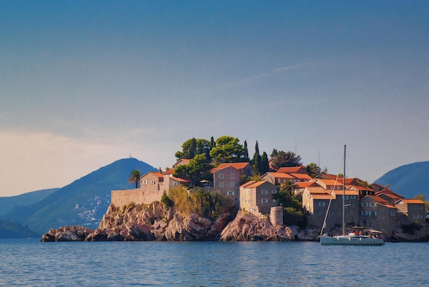 Vista dell'isola di Santo Stefano dal mare Baia di Budva Montenegro Europa estate primavera pittoresca Crna Gora