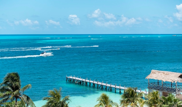Vista dell'oceano blu brillante con il numero di navi che danno corse per i turisti paradiso tropicale caraibico