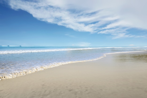 Vista dell&#39;oceano blu con l&#39;onda