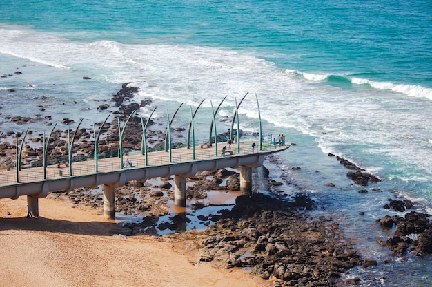 Vista dell'Oceano Indiano attraverso il Millennium Pier di Umhlanga Rocks a Durban, in Sudafrica