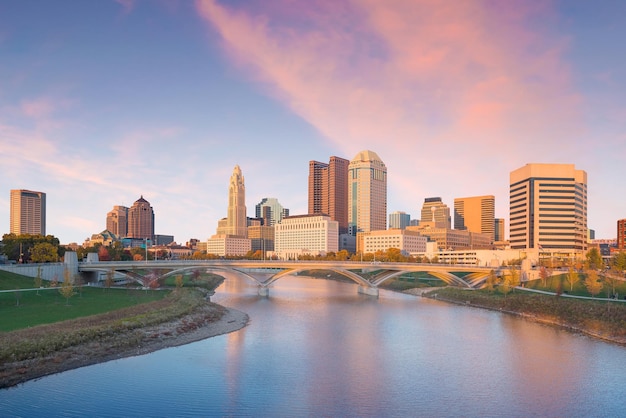 Vista dell'orizzonte del centro di Columbus, Ohio al tramonto