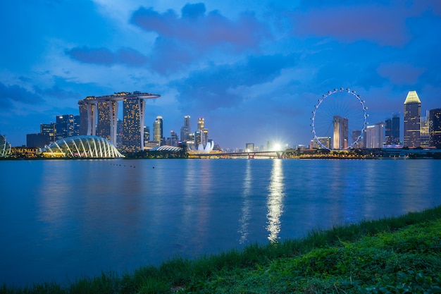 Vista dell&#39;orizzonte della città di Singapore da Marina Barrage nella città di Singapore