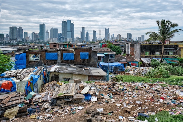 Vista dell'orizzonte di Mumbai sopra i bassifondi nel sobborgo di Bandra