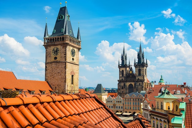 Vista dell'orologio astronomico di Praga e della cattedrale di Tyn