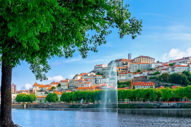 Vista dell'Università di Coimbra dalla riva sinistra del fiume Mondego