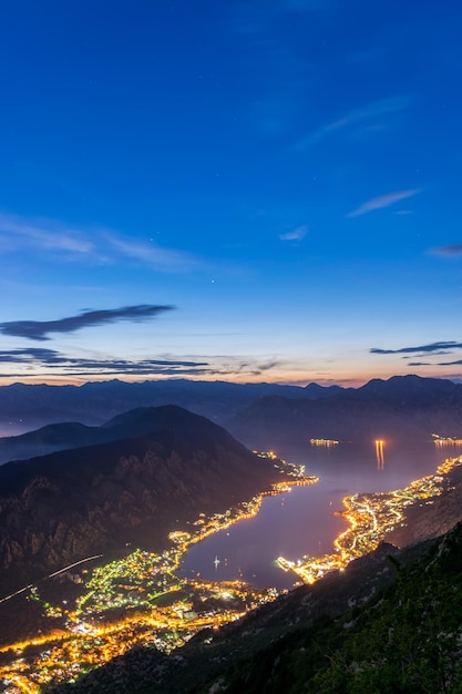 Vista della baia di Kotor da un picco di alta montagna al tramonto.