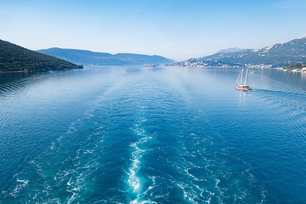 Vista della Baia di Kotor dal mare circondato dalle montagne del Montenegro, una delle baie più belle del mondo.