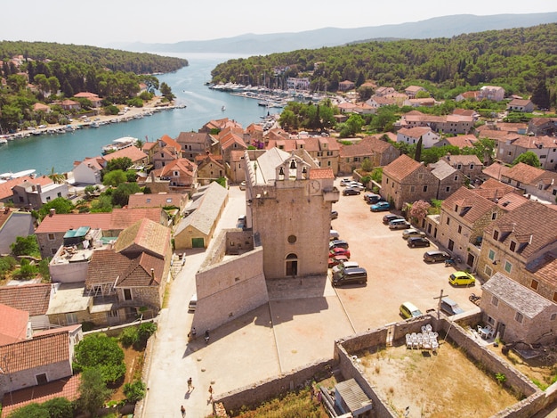 Vista della baia e della città vecchia con la fortezza e la chiesa nella città di Vrboska sull'isola di Hvar Croatia