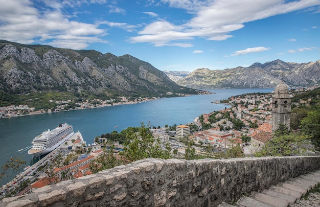 Vista della baia e della città vecchia di Kotor in Montenegro