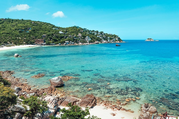 Vista della baia e delle rocce dell'isolaShark Bay Koh Tao