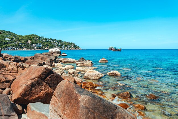 Vista della baia e delle rocce dell'isolaShark Bay Koh Tao