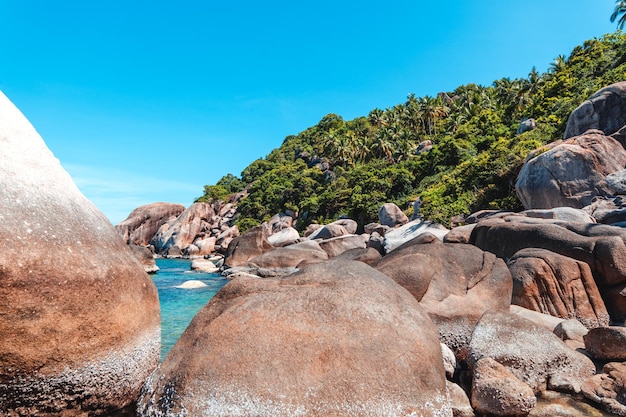 Vista della baia e delle rocce dell'isolaShark Bay Koh Tao