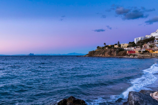 Vista della baia nord di Ceuta al tramonto al tramonto con la roccia di Gibilterra sullo sfondo