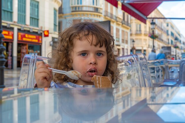 Vista della bambina che mangia il gelato