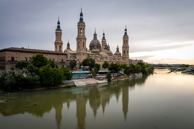 Vista della Basilica del Pilar e del fiume Ebro, Saragozza, Spagna