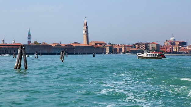 Vista della Basilica Di San Giogio Maggiore a Venezia al giorno. Foto a lunga esposizione. Venezia, Italia. Bella acqua blu.