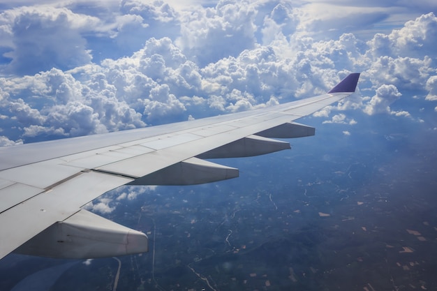 Vista della bella nube e ala dell&#39;aeroplano dalla finestra