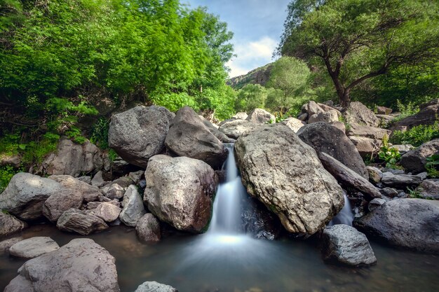 Vista della bellissima cascata di montagna che esplora l'Armenia