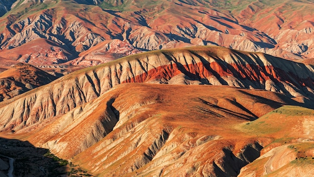 Vista della bellissima montagna rossa a strisce