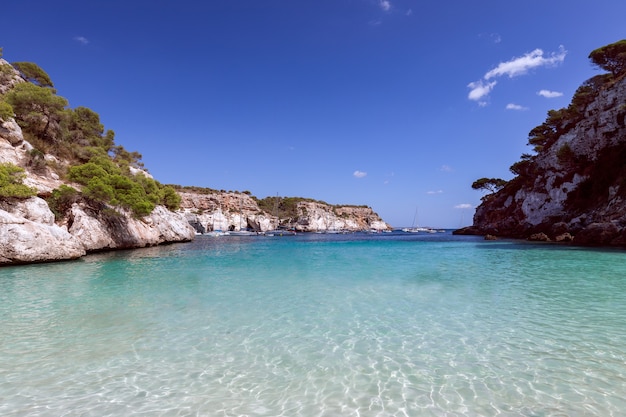 Vista della bellissima spiaggetta Cala Macarelleta con limpide acque color smeraldo dell'isola di Minorca, Isole Baleari, Spagna