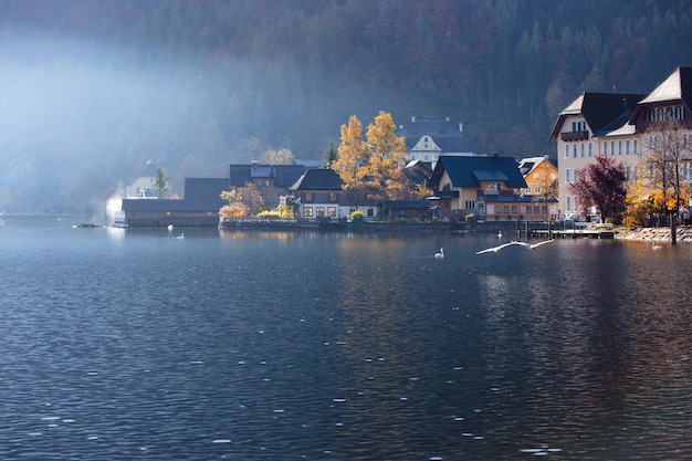 Vista della bellissima vista sulla piccola città famosa della città vecchia di Hallstatt in Austria