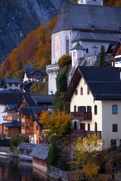 Vista della bellissima vista sulle case di legno nella piccola e famosa città vecchia di Hallstatt in Austria