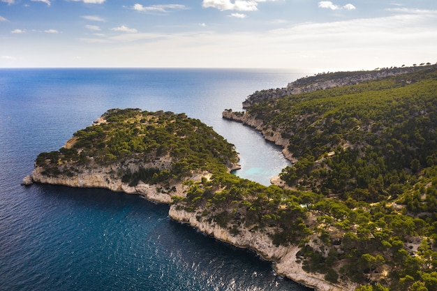 Vista della Calanque de Port Mioux, uno dei fiordi più grandi tra Marsiglia e Cassis, Francia.