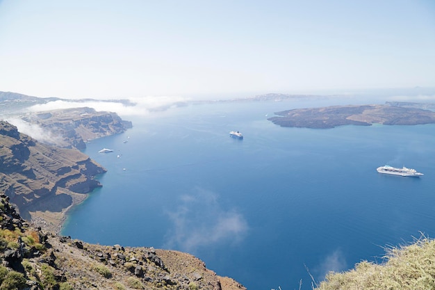 Vista della caldera con nebbia Isola di Santorini in Grecia