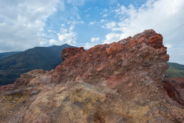 vista della caldera del vulcano etna dopo l'eruzione