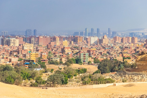 Vista della capitale egiziana del Cairo dall'altopiano di Giza