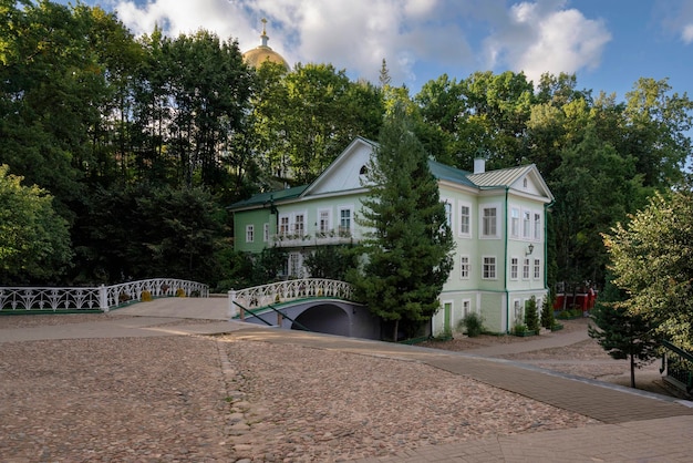 Vista della casa dell'abate nella Santa Dormizione Monastero di PskovPechersk in una soleggiata giornata estiva Pechory regione di Pskov Russia